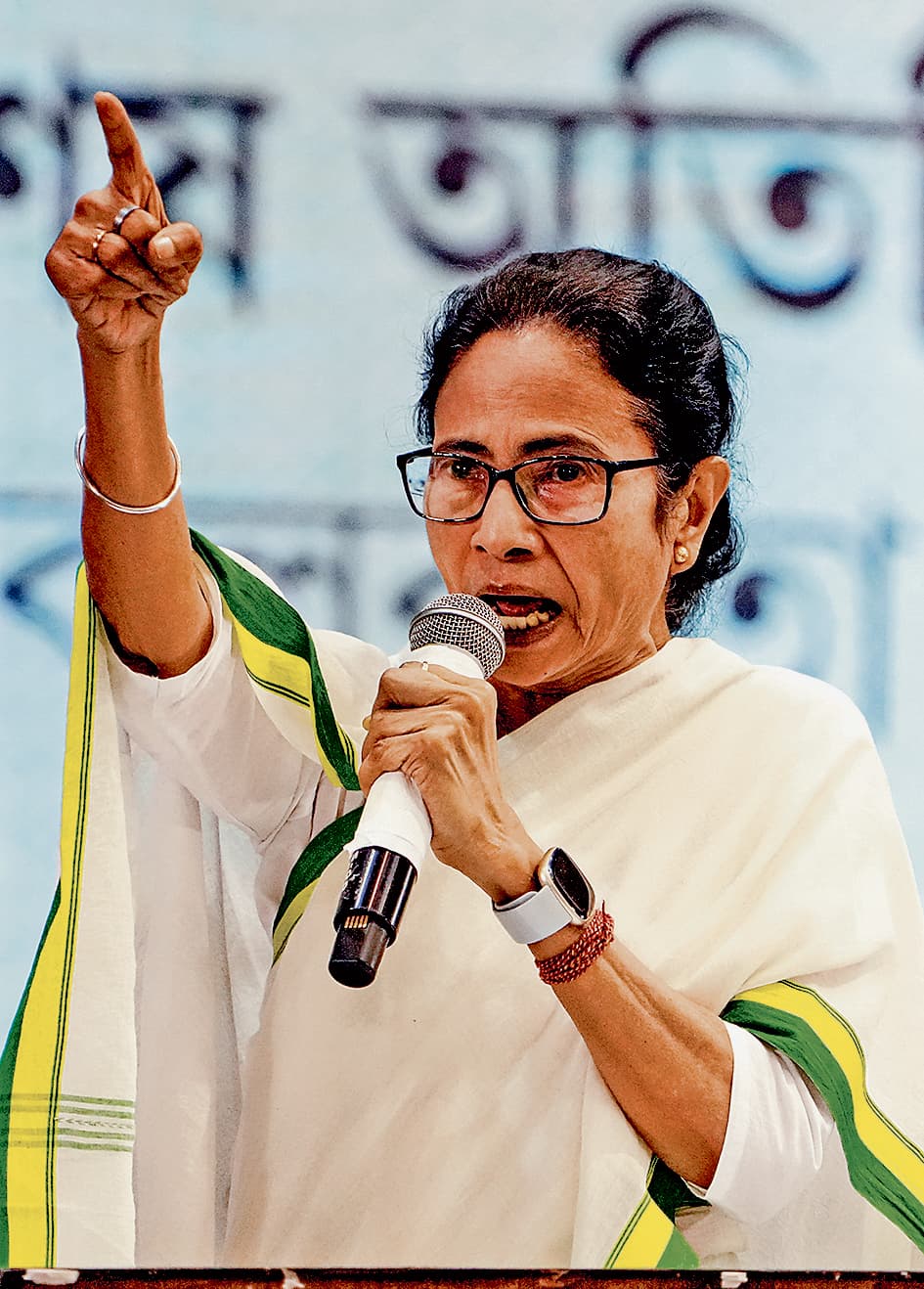 राज्य में आने वाले लोगों व उनकी यात्रा के उद्देश्यों की जानकारी नहीं देती केंद्र सरकार : ममता