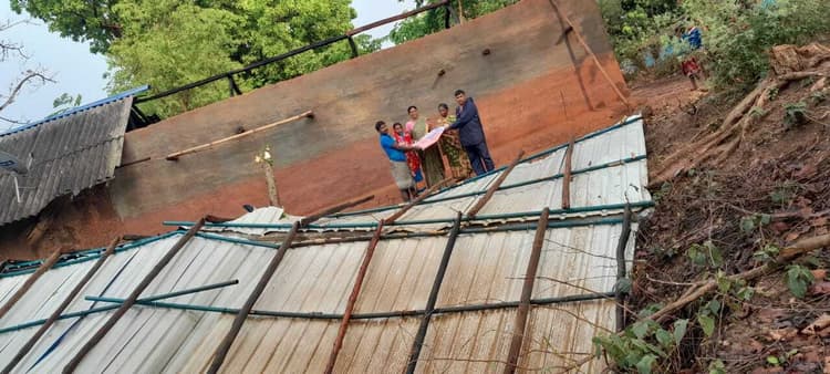 East Singhbhum News : आंधी-बारिश से गुड़ाबांदा व मुसाबनी में कई घरों को नुकसान, बिजली गुल