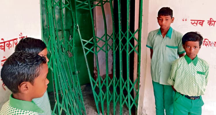 seraikela kharsawan news: राजनगर : हाथी ने उमवि हेरमा के ग्रिल, दरवाजा व खिड़की तोड़ी