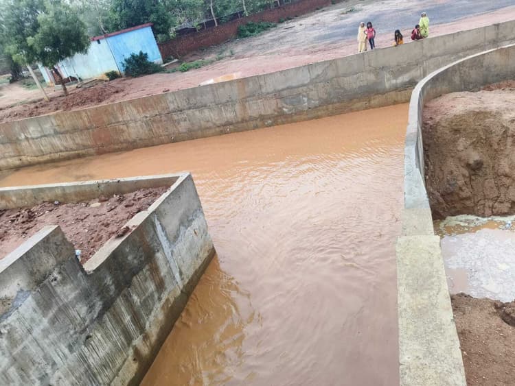 Deoghar news :गनजोरा रेलवे अंडरपास में जलजमाव, लोगों को आवागमन में हो रही परेशानी