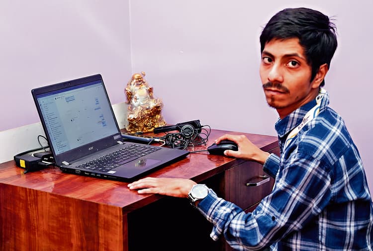 Jamshedpur News : दृढ़ इच्छाशक्ति के सामने दिव्यांगता कोई बाधा नहीं, जानिये अमन की कहानी