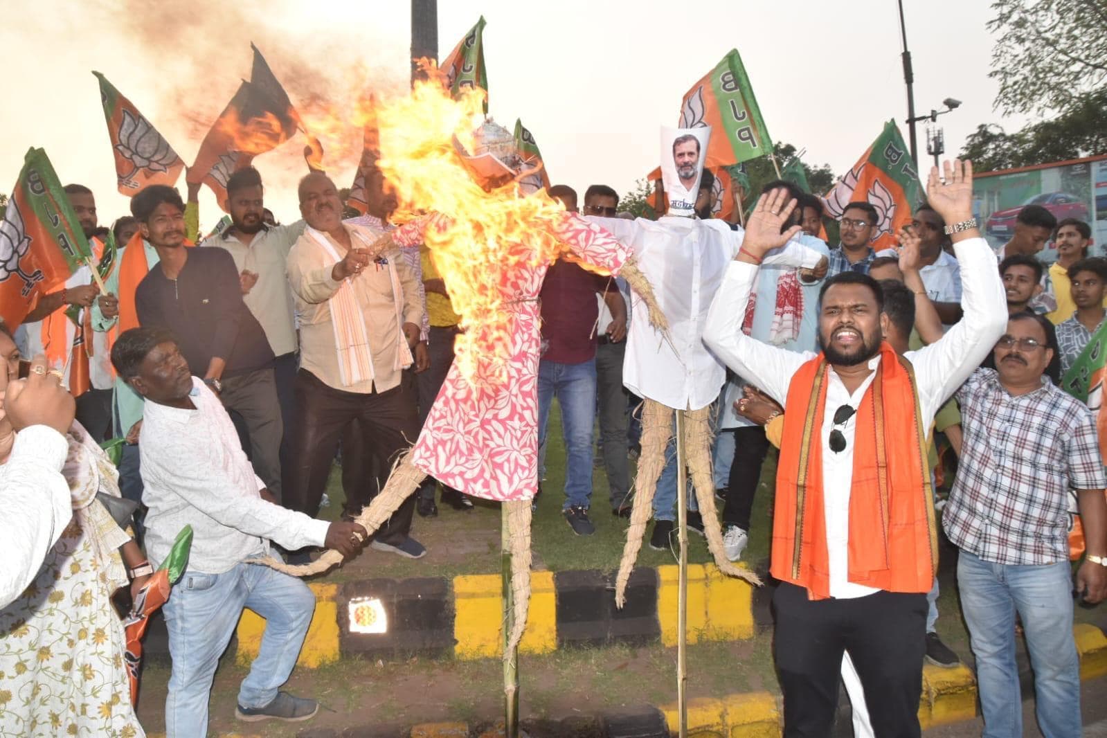 Jamshedpur News : साकची में सोनिया-राहुल का भाजयुमो ने फूंका पुतला