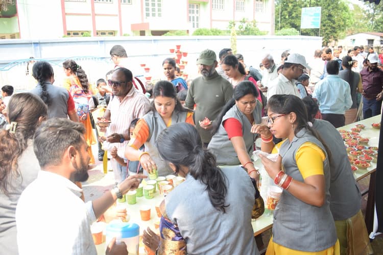 होलीक्रॉस स्कूल में मनाया गया गौरवशाली 19वां स्थापना दिवस