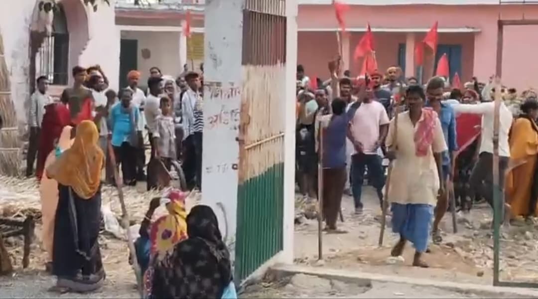 बड़ी संख्या में पुलिस बल की मौजूदगी में गेहूं फसल की कटाई