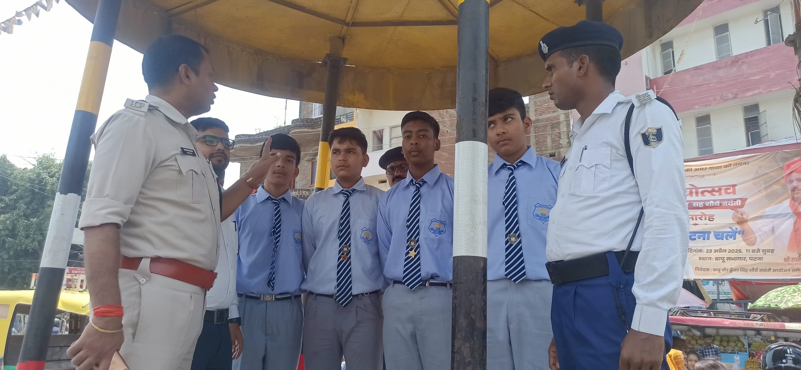 यातायात पुलिस ने स्कूली बच्चों को पढ़ाया ट्रैफिक नियमों का पाठ