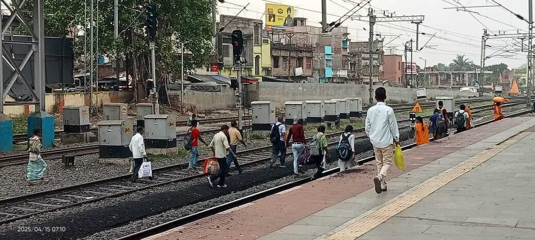 यात्री जान जोखिम में डालकर रेलवे ट्रैक कर रहे हैं पार, कभी भी हो सकता हादसा