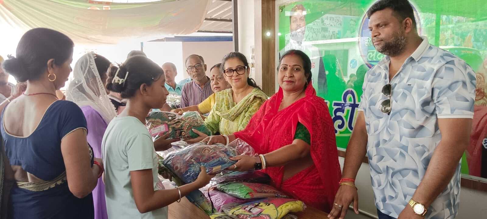 Jamshedpur news.जरूरतमंद 200 महिलाओं के बीच वस्त्र बांटे गये