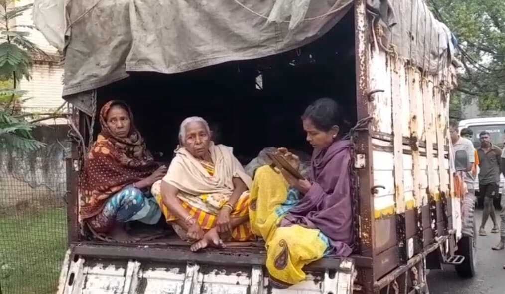 बीती रात आयी तेज आंधी में घर पर पड़े गिरने से दबकर महिला की मौत