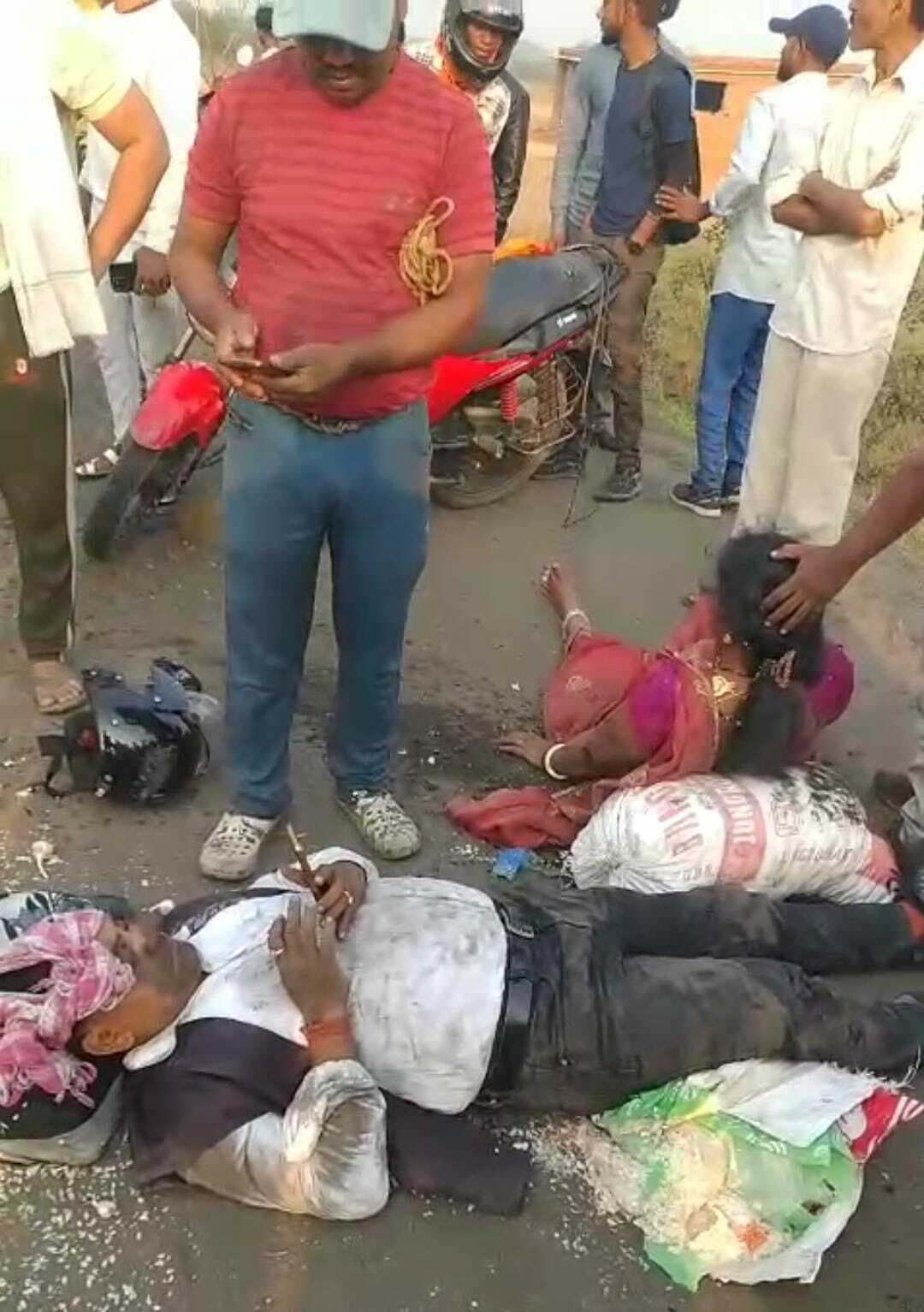 दो बाइक की टक्कर में तीन लोग घायल