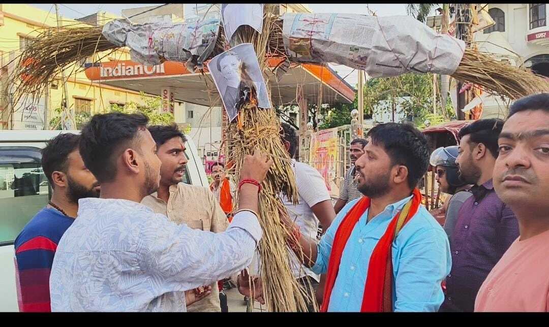 सोनिया व राहुल गांधी का किया गया पुतला दहन