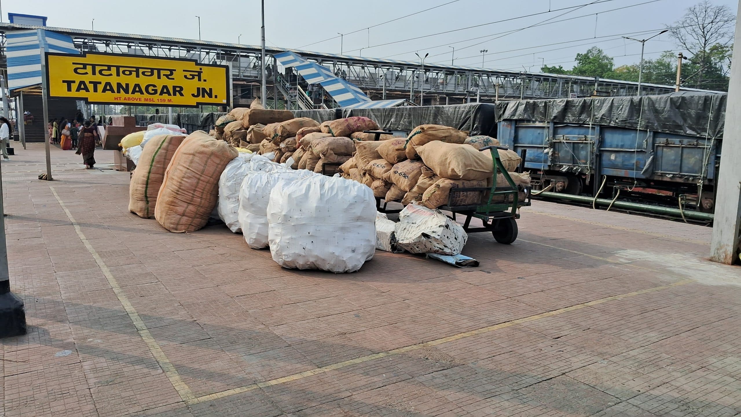 Jamshedpur news. टाटानगर पार्सल ट्रॉली एजेंट को अधिकारियों ने दिया निर्देश