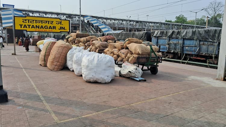 Jamshedpur news. टाटानगर पार्सल ट्रॉली एजेंट को अधिकारियों ने दिया निर्देश