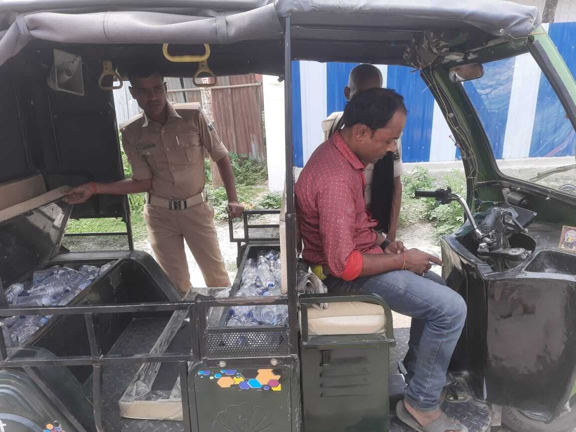 355 बोतल शराब बरामद, रिक्शा चालक गिरफ्तार