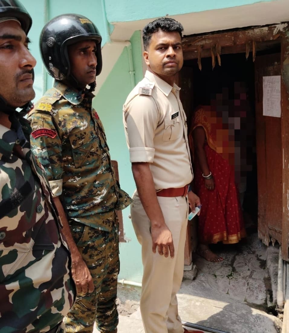 हत्या के प्रयास मामले में फरार मुख्य आरोपित के घर चिपका नोटिश