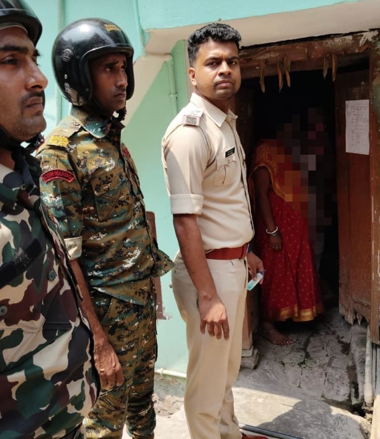 हत्या के प्रयास मामले में फरार मुख्य आरोपित के घर चिपका नोटिश