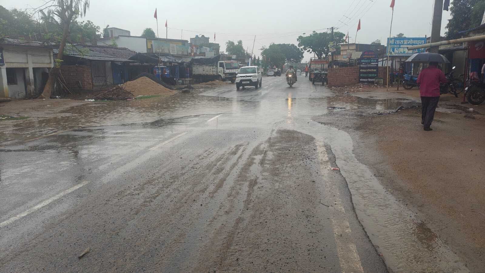 बारिश होते ही गली व सड़क की हो जाती है नारकीय स्थिति