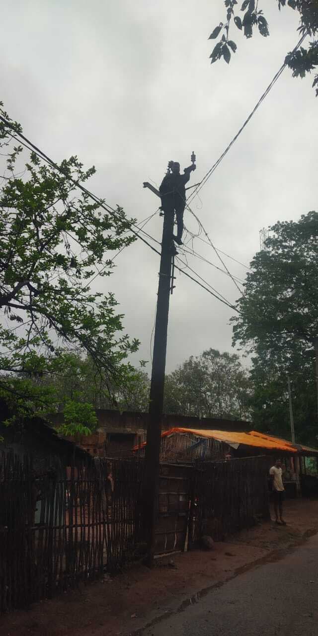 बारिश में पेड़ ट्रांसफॉर्मर पर गिरा, बिजली आपूर्ति ठप