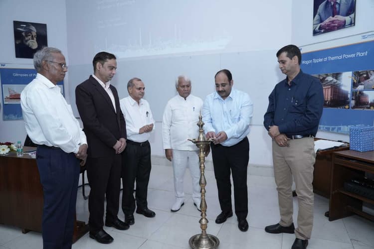 संवेदनशील और शिक्षित यूनियन लीडर्स ही कंपनी-मजदूर के रिश्तों को मजबूत बना सकते हैं