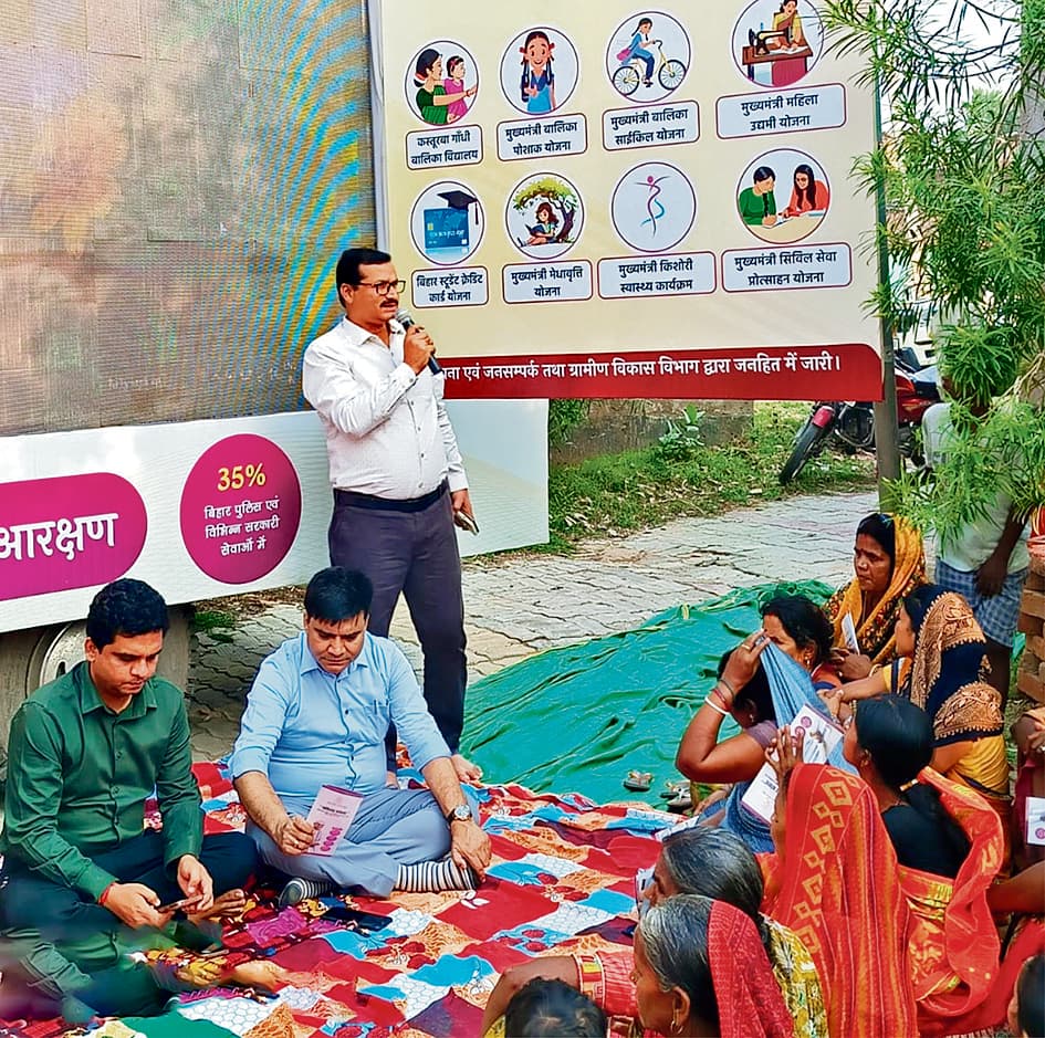 महिला संवाद जागरूकता वाहन को हरी झंडी दिखाकर किया गया रवाना