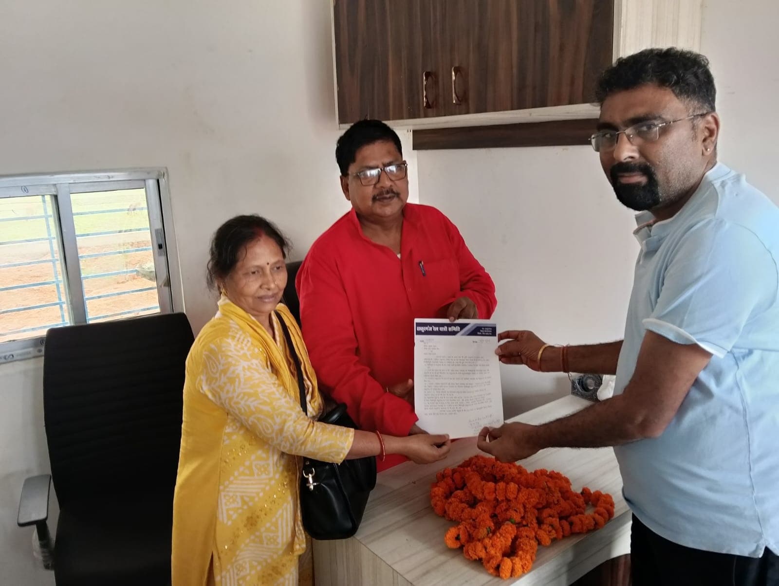 ठाकुरगंज रेल यात्री समिति ने सांसद को सौंपा ज्ञापन