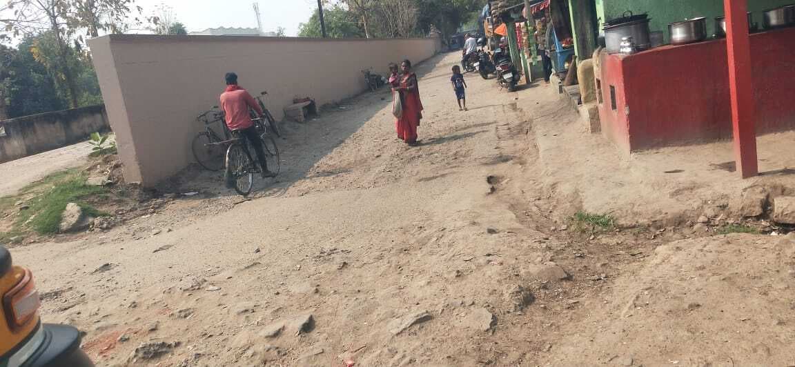 शिलान्यास के बाद भी सड़क निर्माण कार्य अधूरा