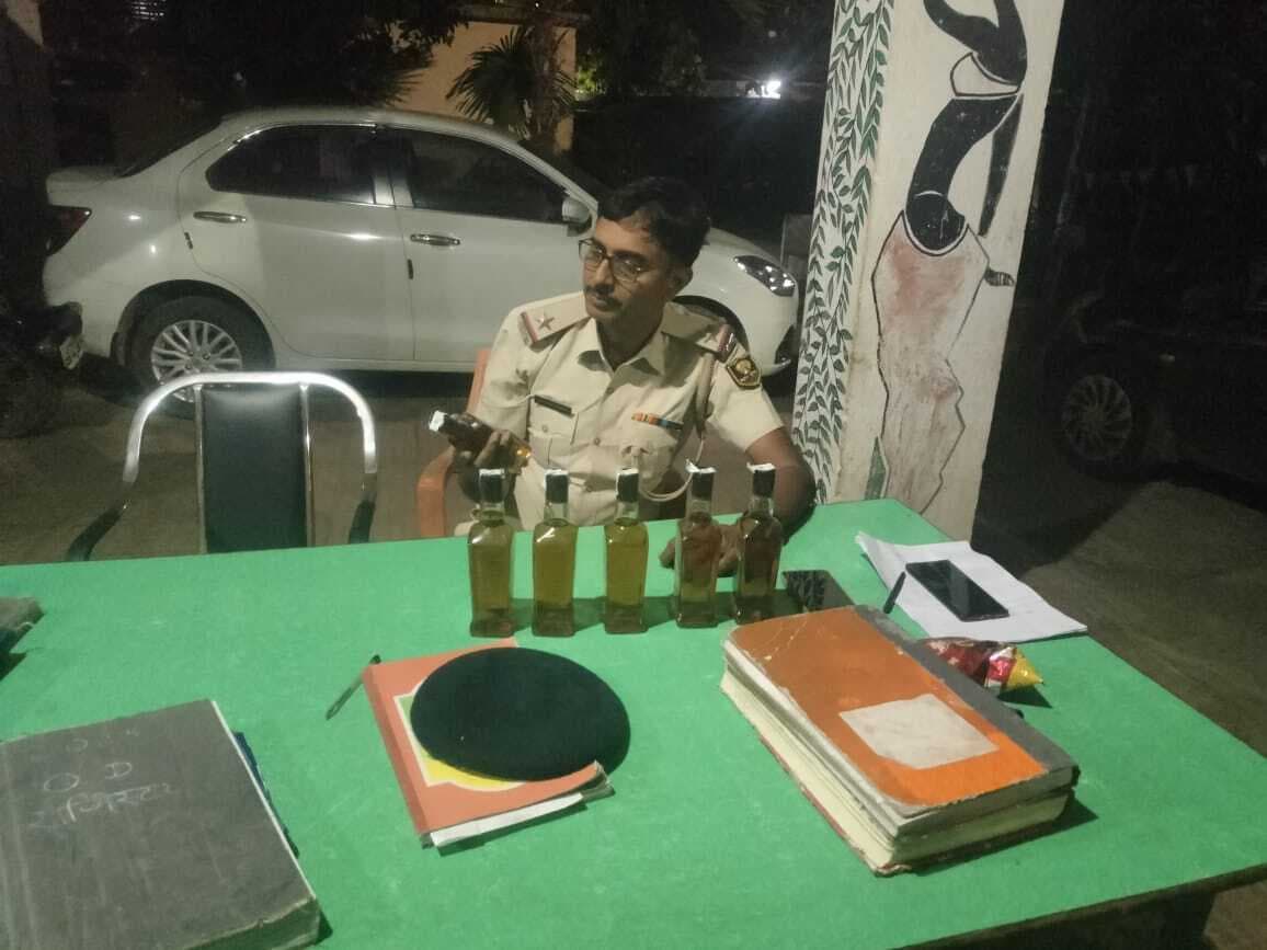 कार से शराब बरामद, एक तस्कर गिरफ्तार