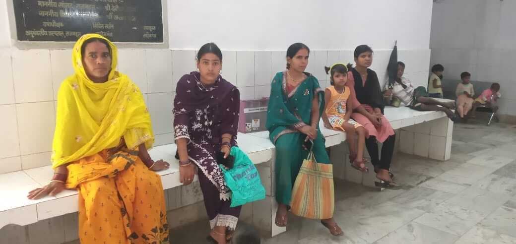 तीन घंटे विलंब से चालू हुआ ओपीडी, मरीज परेशान