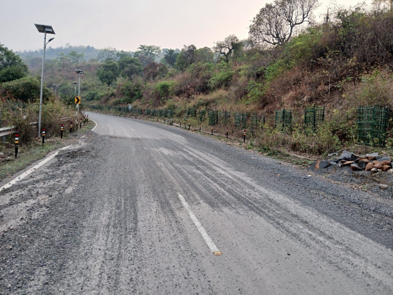 मुख्य सड़क पर गिरे स्टोन चिप्स से दुर्घटना की आशंका