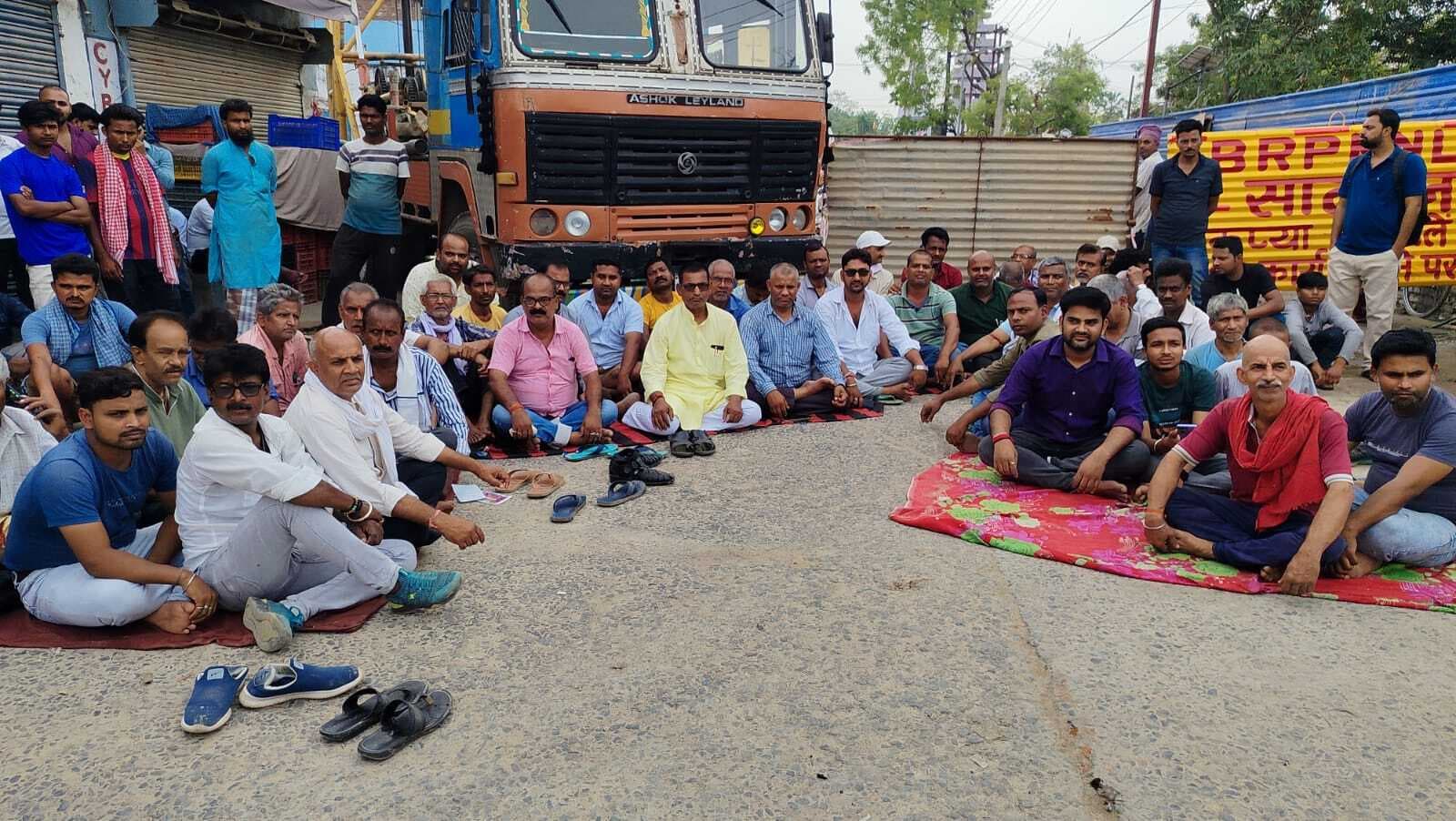 Darbhanga : व्यवस्था नहीं होने से नाराज दुकानदारों का धरना