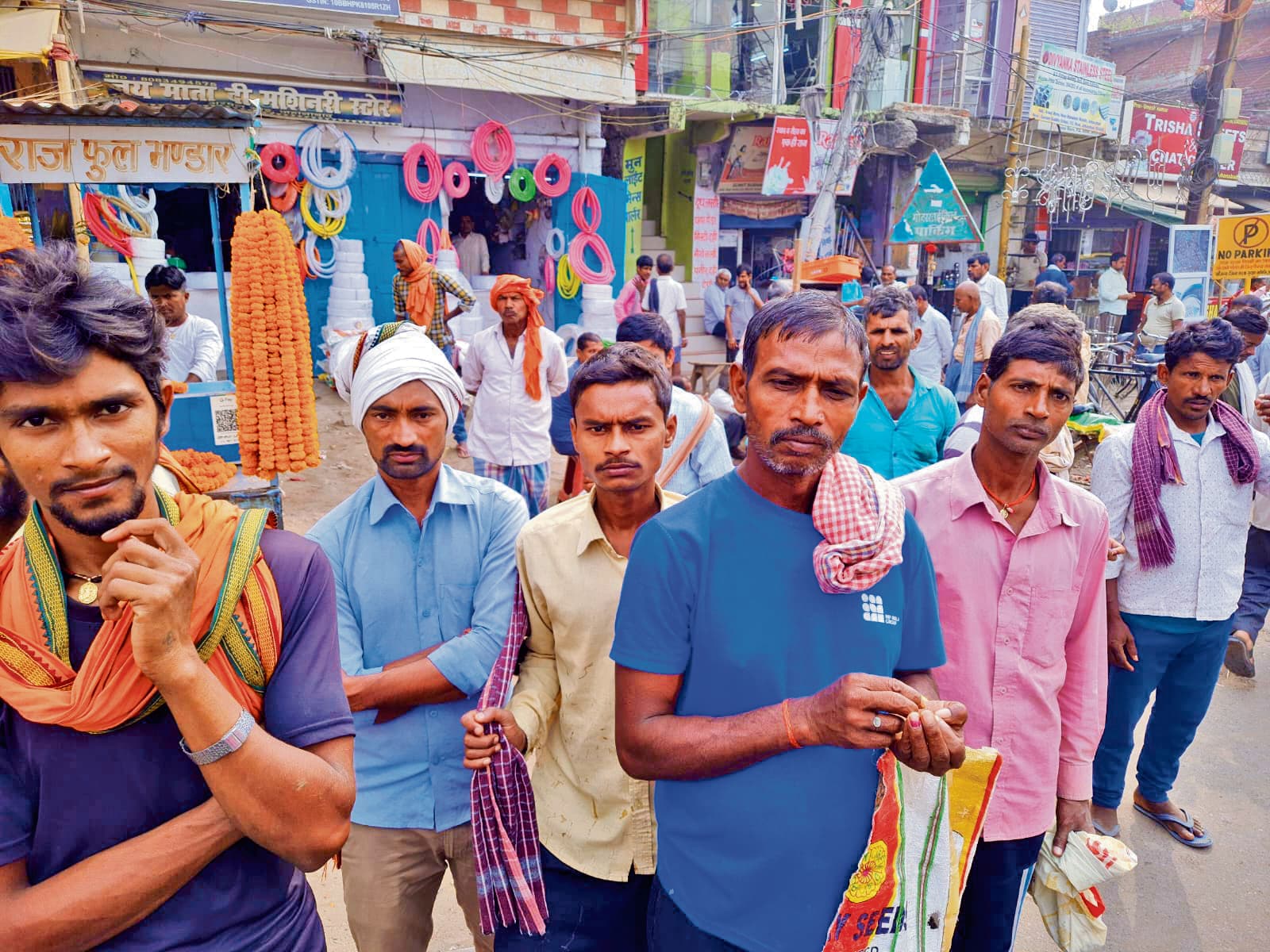 शहर के विभिन्न चौक-चौराहों पर सुबह होते ही लगता है मजदूरों का जमावड़ा