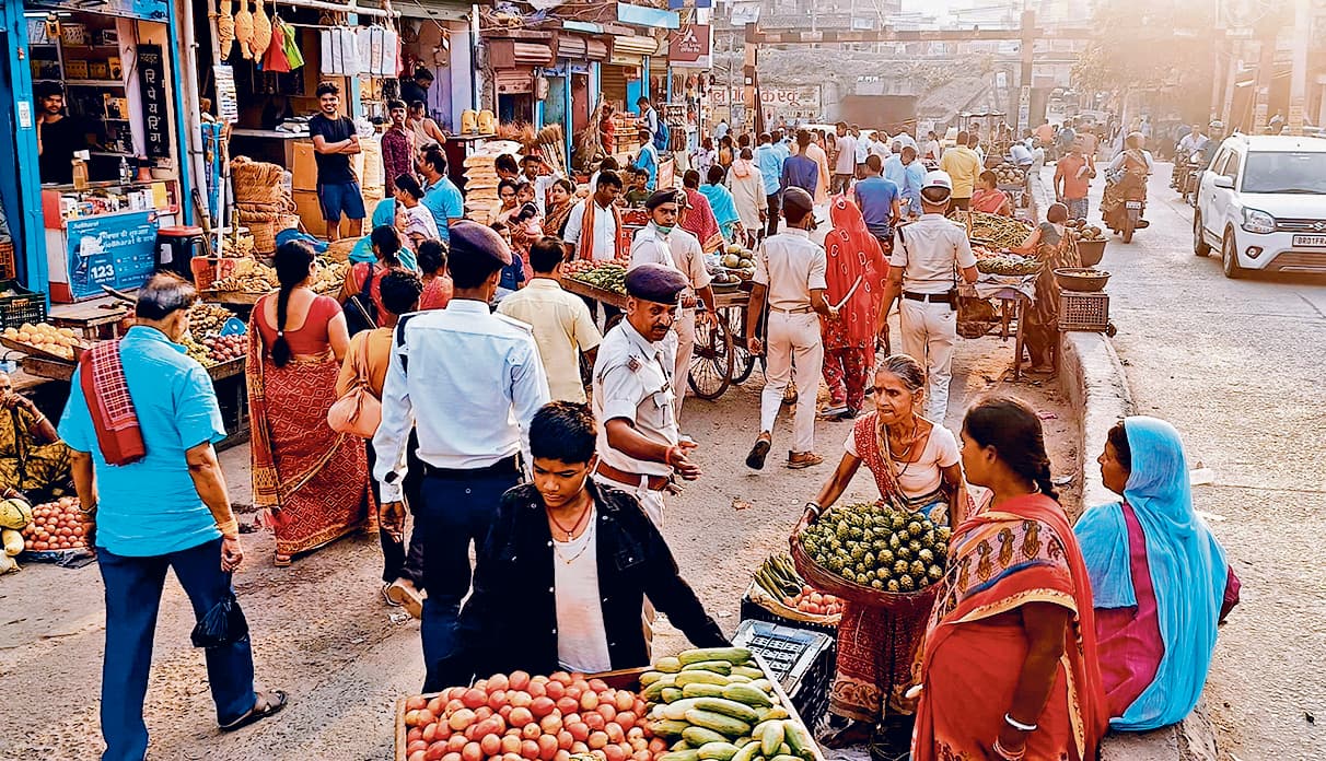 अतिरिक्त अंडरपास के लिए बने अप्रोच पथ पर सुबह होते ही सब्जी विक्रेता जमा लेते हैं कब्जा