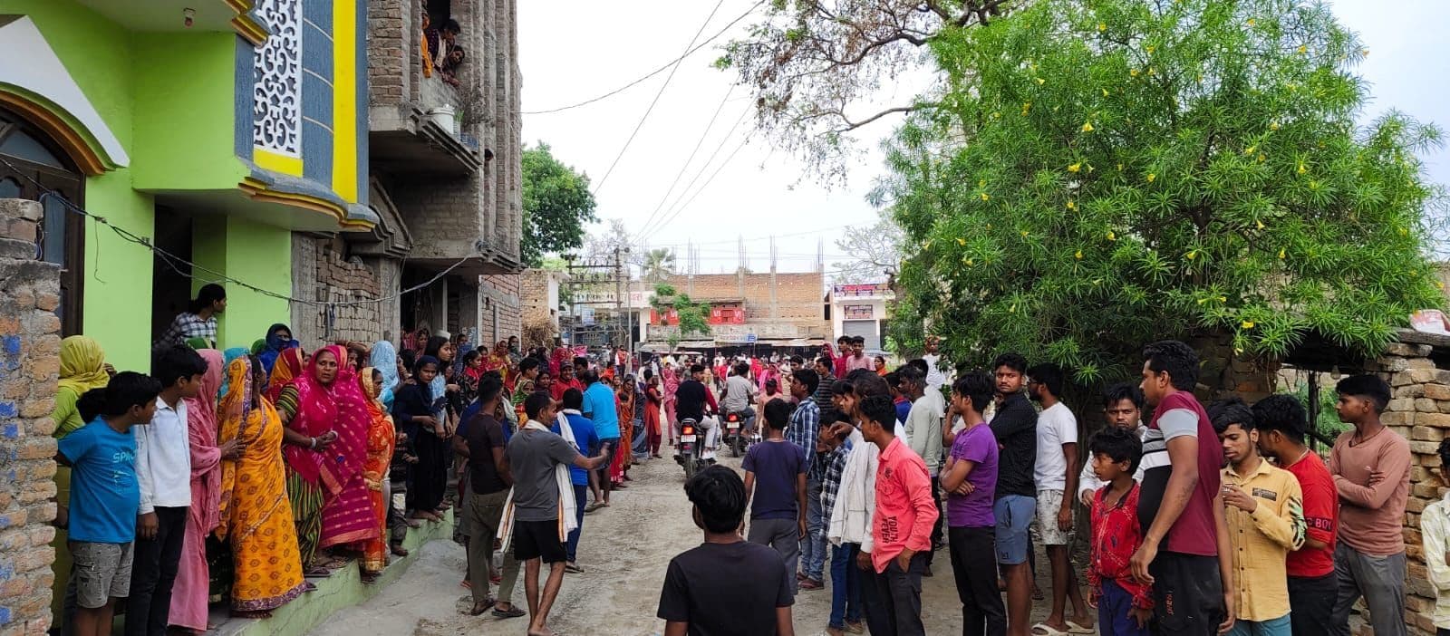 Motihari: शव आने के बाद उमड़ी लोगों की भीड़
