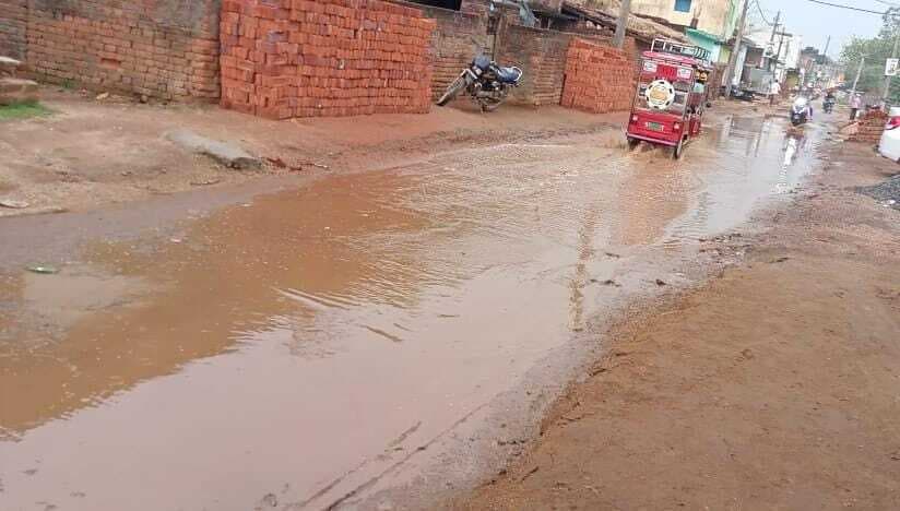 बेंगाबाद में सड़क पर जल जमाव से बढ़ी परेशानी