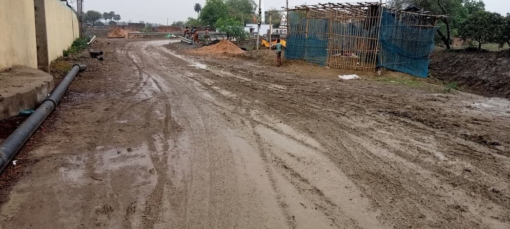 बारिश से तेतरिया परासी मुख्य सड़क पर पैदल चलना हुआ मुश्किल