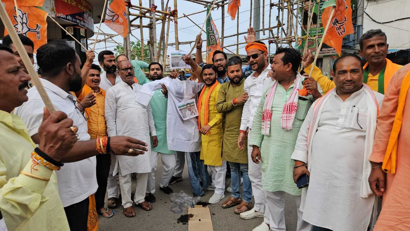 भाजयुमो ने किया कांग्रेस राहुल गांधी का पुतला दहन