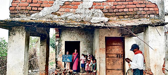 Bokaro News : आंगनबाड़ी केंद्र में थे 30 बच्चे, बरामदे की छत का हिस्सा गिरा