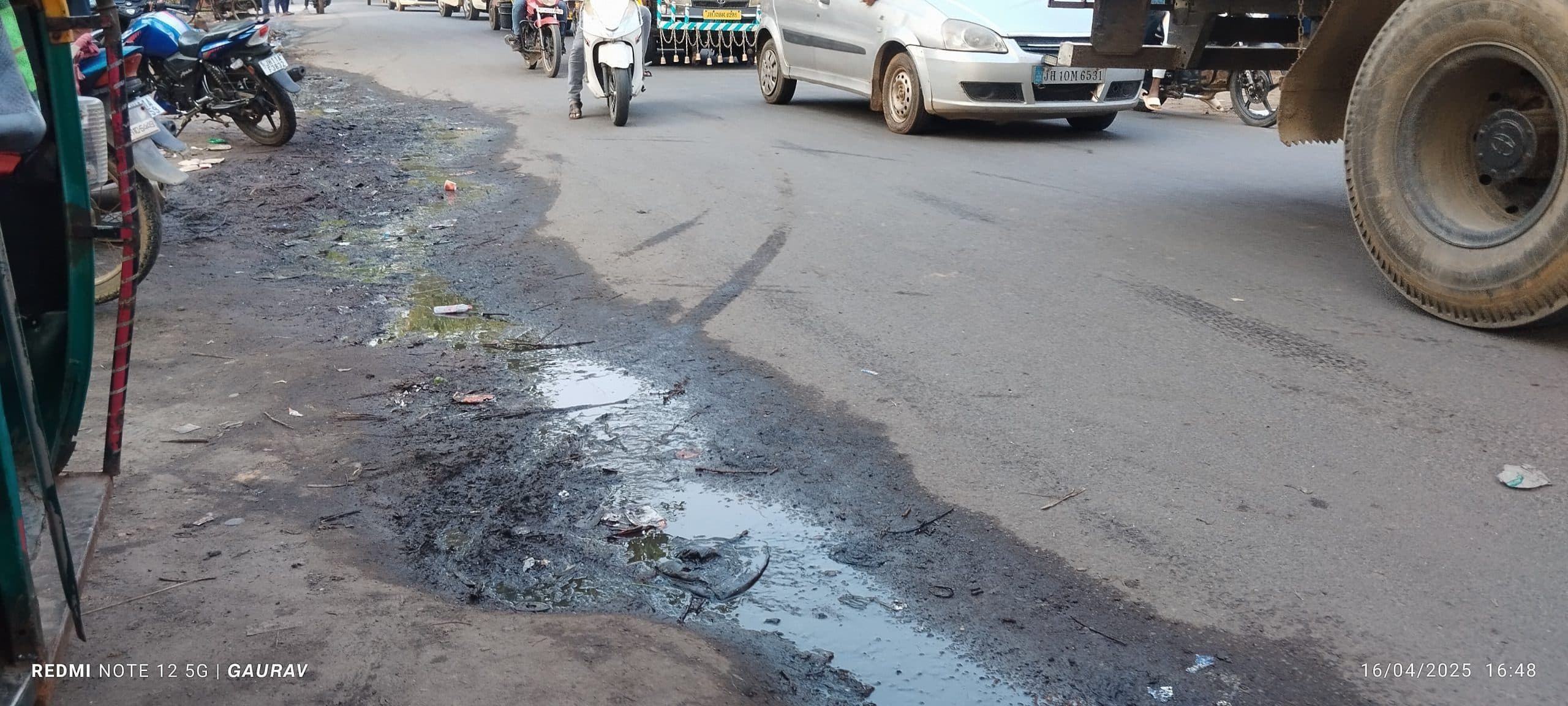 Giridih News :बगोदर-सरिया रोड पर बहता है नालियों का गंदा पानी