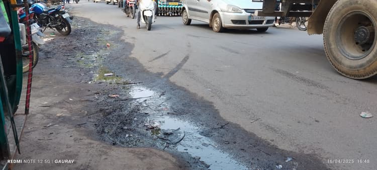Giridih News :बगोदर-सरिया रोड पर बहता है नालियों का गंदा पानी