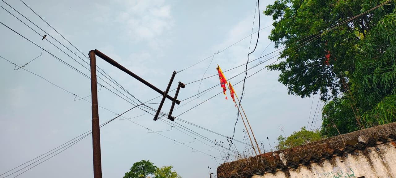 Bokaro News : आंधी से पोल गिरा, कई क्षेत्र में घंटों बिजली आपूर्ति बाधित