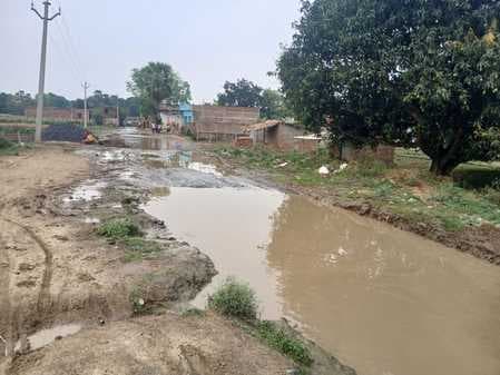 नारायणपुर गांव की सड़क कीचड़ में तब्दील