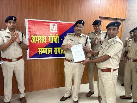 मासिक अपराध गोष्ठी में उत्कृष्ट कार्य करने वाले पुलिस पदाधिकारी हुए सम्मानित