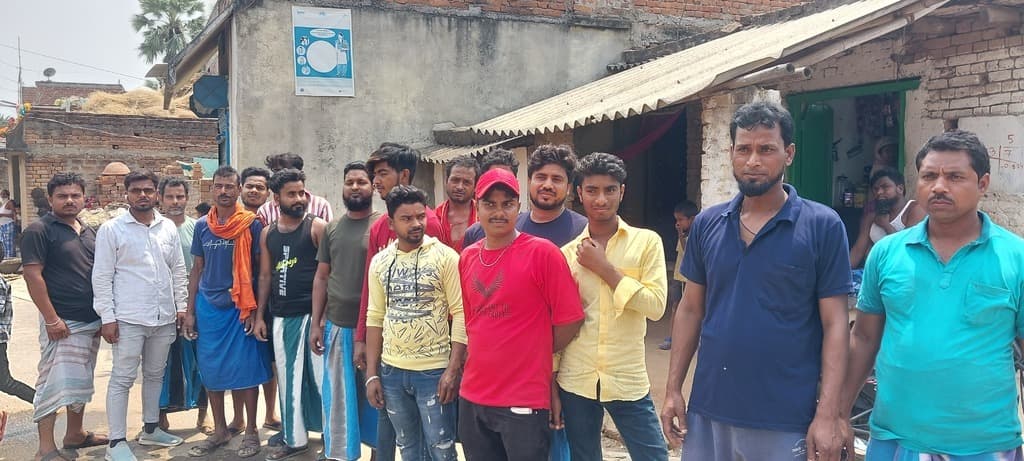 पुराना बिजली तार बदलने की मांग को लेकर जताया विरोध