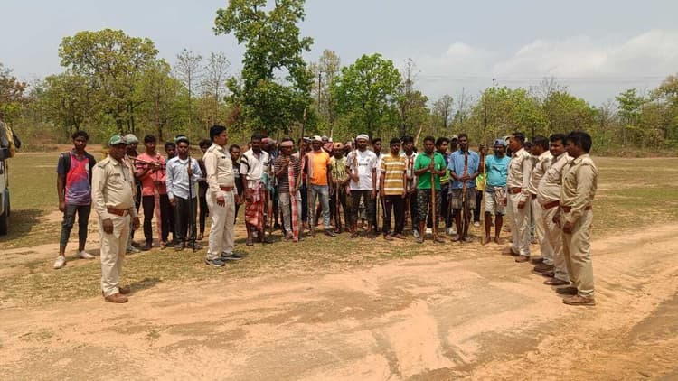 East Singhbhum News : सिंहपुरा और मुड़ाठाकरा जंगल में जुटे सेंदरा वीर, वन विभाग ने समझाकर लौटाया, कई चोरी-चुपे घुसे