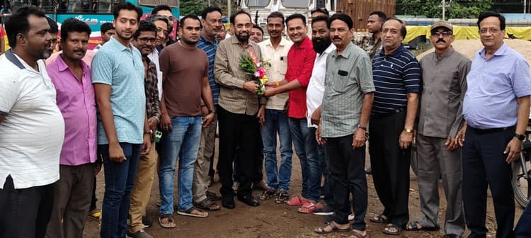 East Singhbhum News : चाकुलिया में रैयती भूमि से सटाकर चल रहे सड़क निर्माण कार्य को सांसद ने रोकवाया