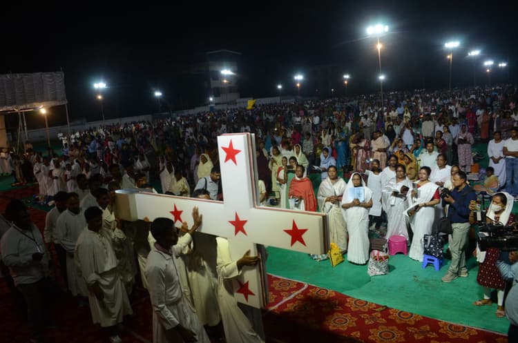 ranchi news : रांची के लोयला मैदान में गुड फ्राइडे की आराधना, आर्चबिशप ने अपने कंधों पर क्रूस ढोया