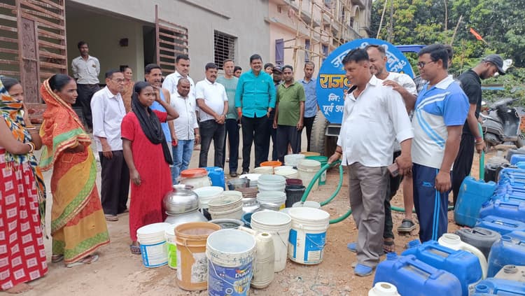 Jamshedpur News : बागबेड़ा नया बस्ती और कीताडीह दादी बागान में राजकुमार सिंह ने टैंकर से शुरू करायी जलापूर्ति