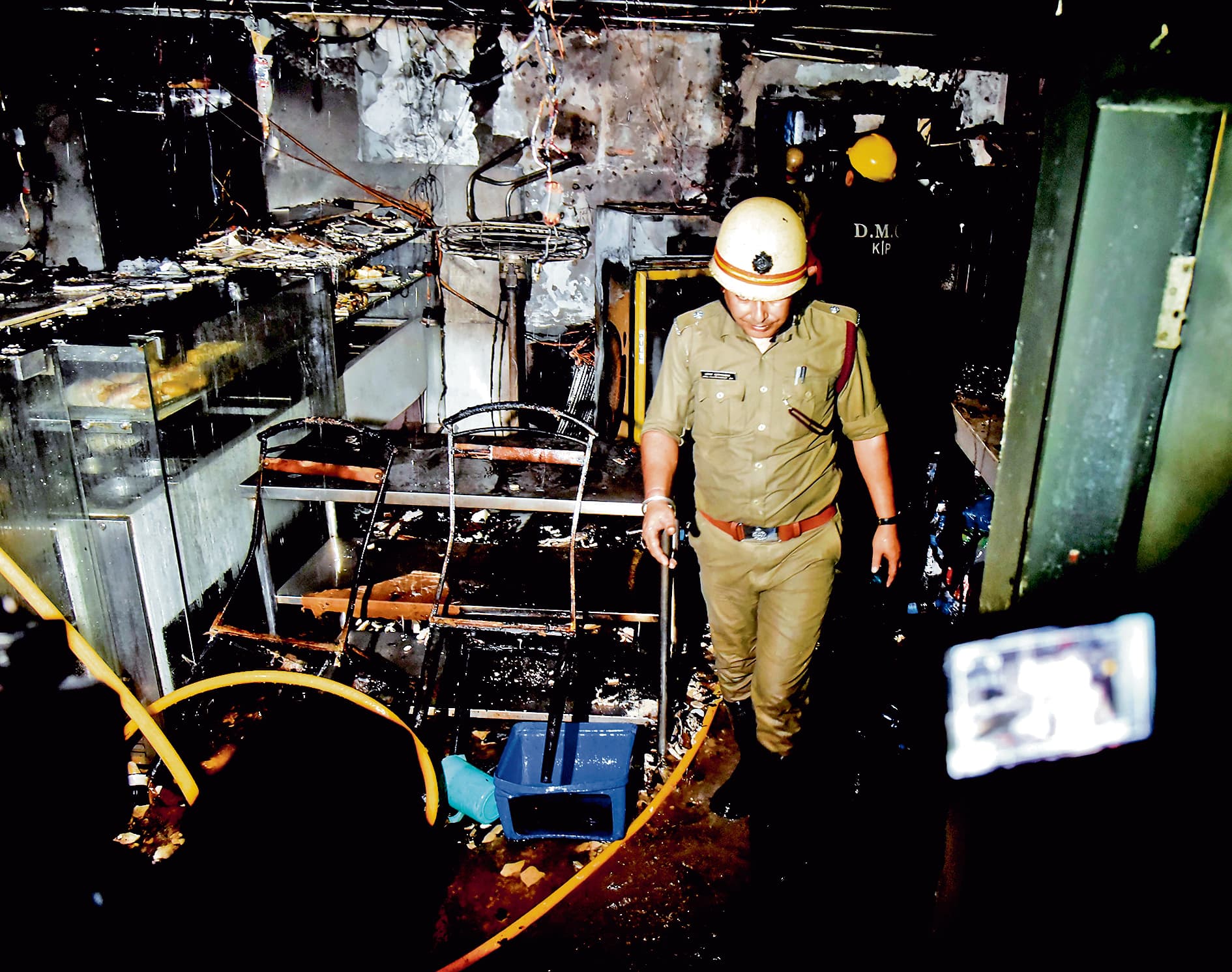 पार्क स्ट्रीट : मिठाई दुकान में आग लगने से मची अफरातफरी