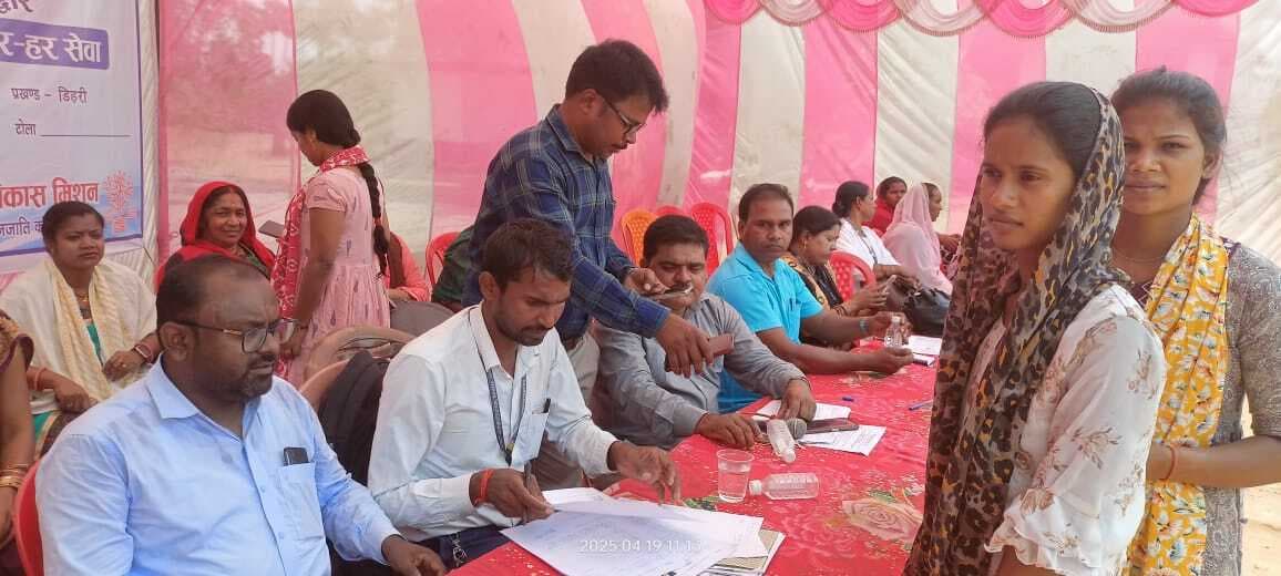 लोगों की समस्याएं नोट कर समाधान कराने का दिया आश्वासन