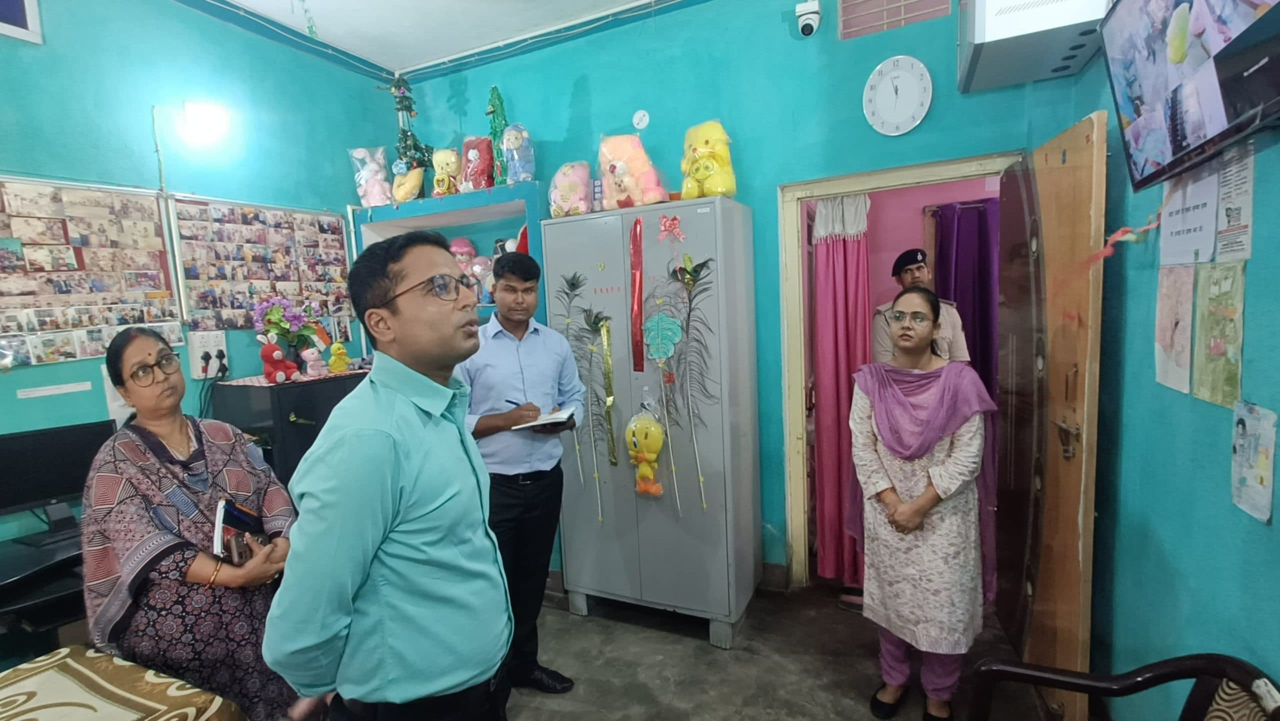 Saran News : पर्यवेक्षक गृह के घटिया निर्माण कार्य पर अधिकारियों को डीएम ने लगायी फटकार