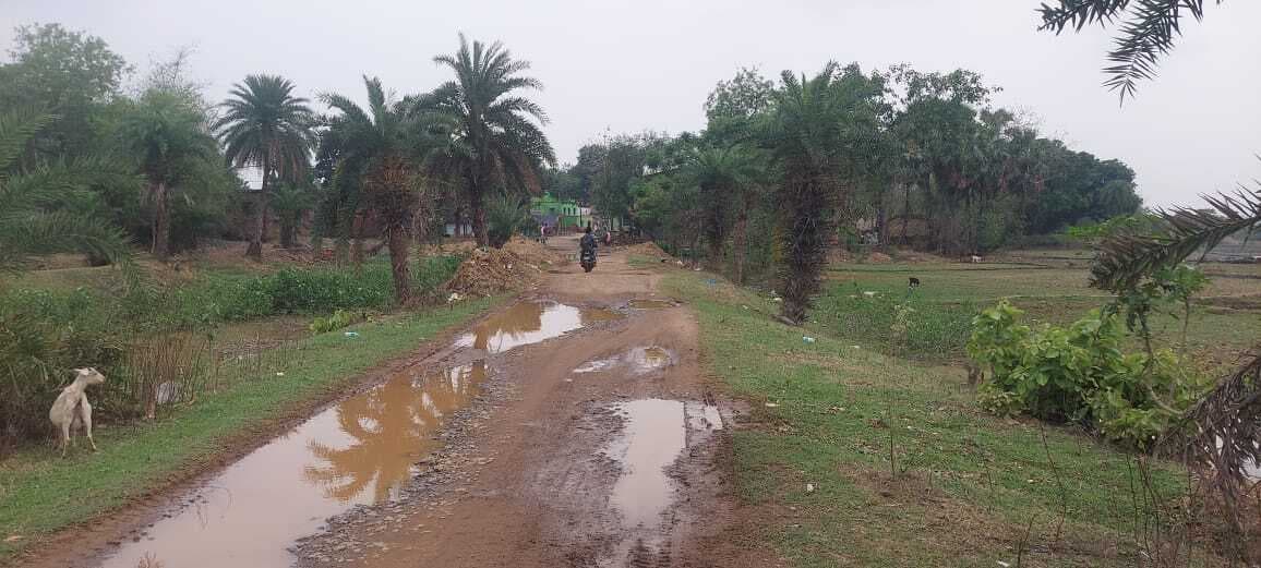 गर्मी में रास्ता कीचड़ से भरा, लोगों को परेशानी